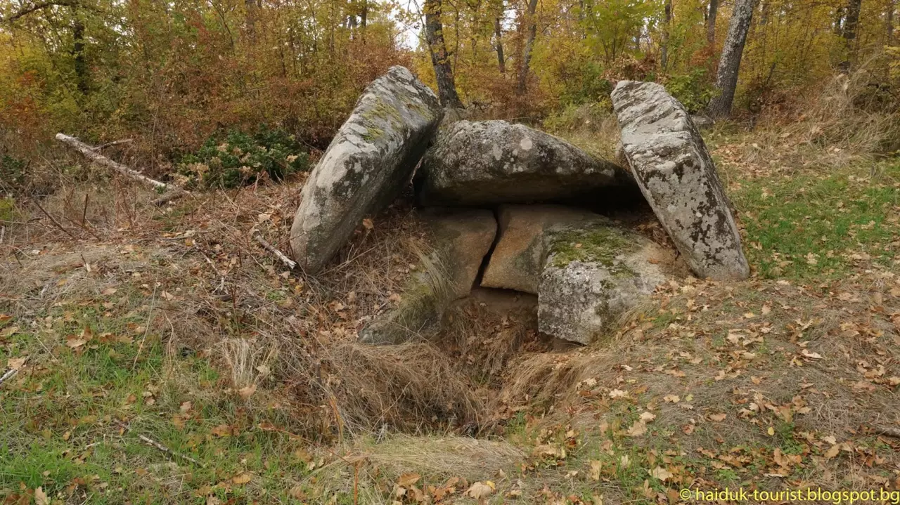 Долмен в местността Бакалов кладенец