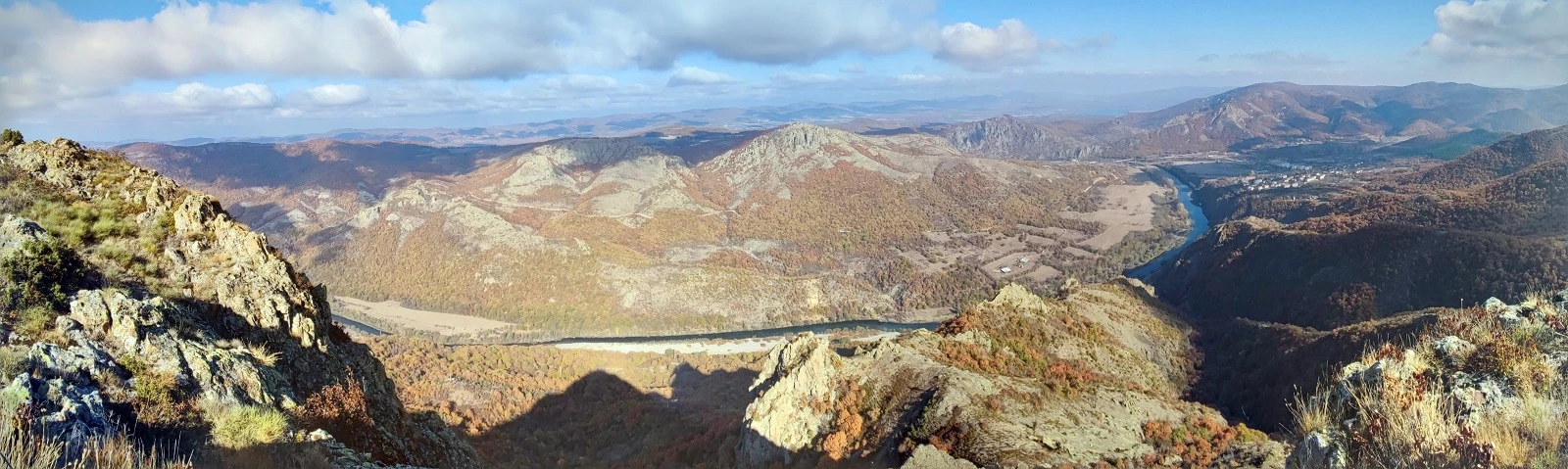 Поглед към долината на Арда от ЗМ "Момина скала"