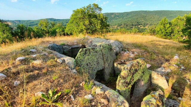 Долмен Славова кория