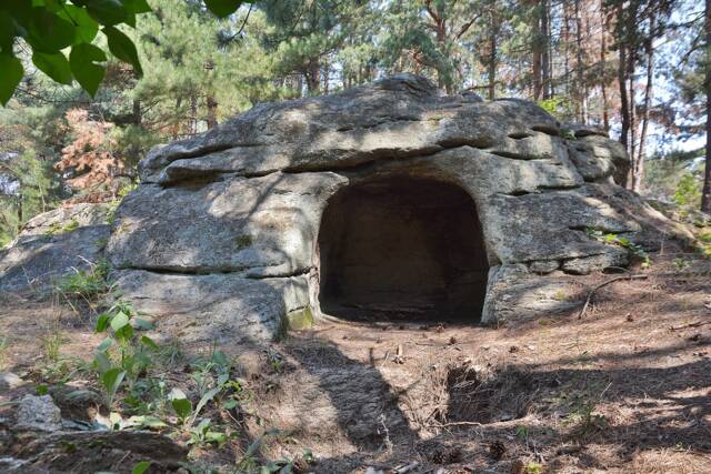 Скална гробница и долмен в м. Авджика