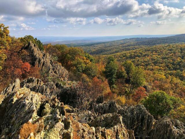 Черните скали природна забележителност село Орешник